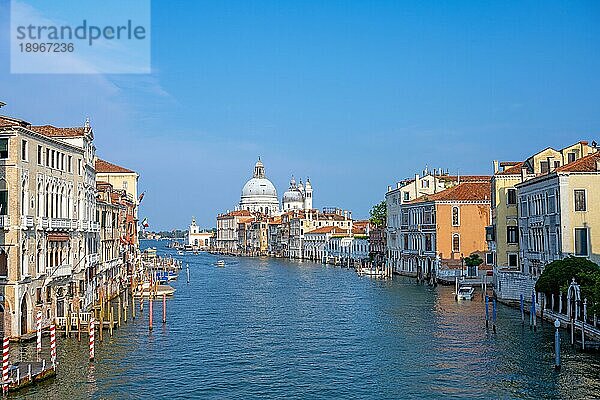 Der Canal Grande in Venedig an einem sonnigen Tag