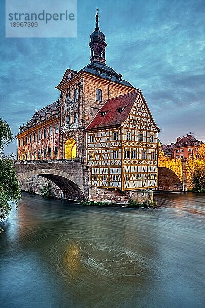 Das Alte Rathaus von Bamberg in Bayern  Deutschland  in der Morgendämmerung  Europa