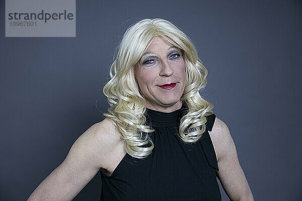 Als Frau gekleideter Mann  geschminkt und mit blonder Perücke  Tansvestit  Crossdresser  Studioaufnahme  Deutschland  Europa