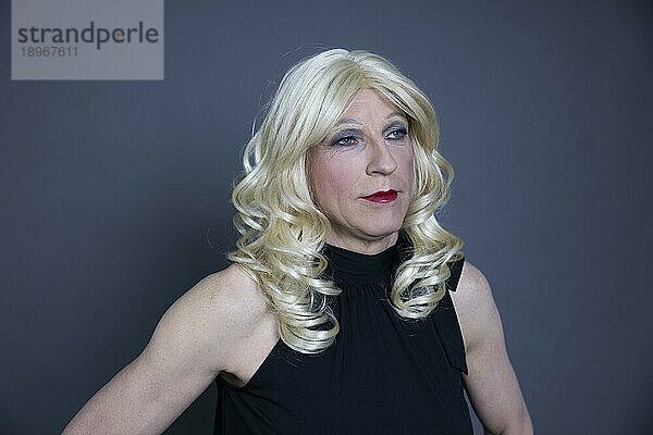 Als Frau gekleideter Mann  geschminkt und mit blonder Perücke  Tansvestit  Crossdresser  Studioaufnahme  Deutschland  Europa