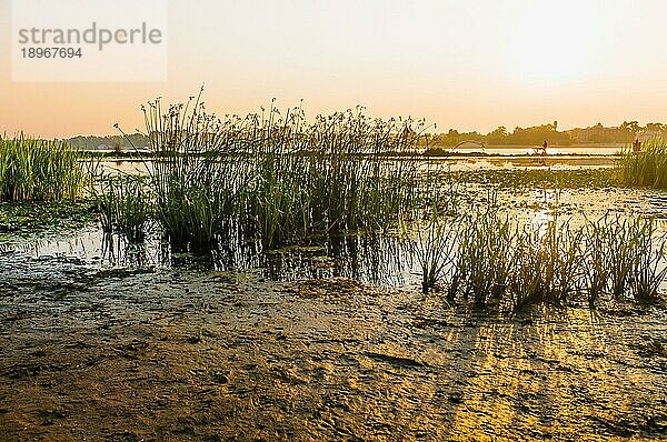 Ein ruhiger Blick auf den Fluss Dniper in der Morgendämmerung