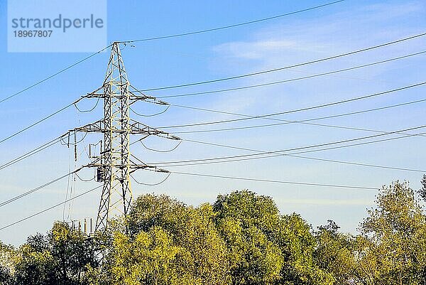 Hochspannungsleitungen von unten gesehen  Raum für Text  Strommast vor blauem Himmel