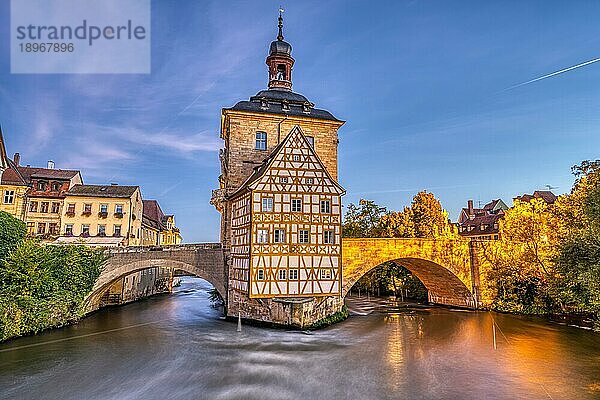 Das Alte Rathaus in der schönen Stadt Bamberg in Bayern  Deutschland  bei Sonnenaufgang  Europa