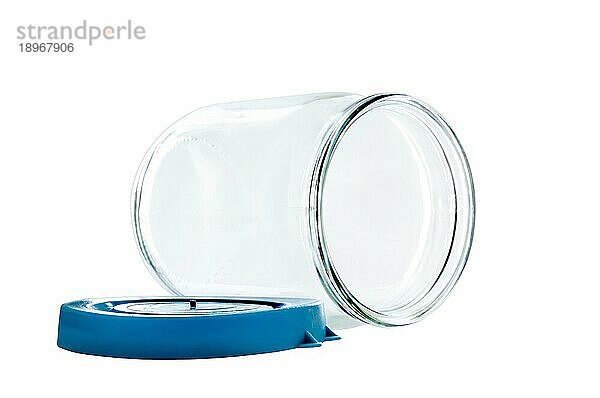 Transparentes Glasgefäß auf weißem Hintergrund  mit offenem blauem Plastikdeckel