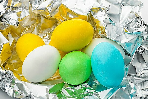 Kleine bunte Zucker und Schokoladeneier in Alufolie für das Osterfest