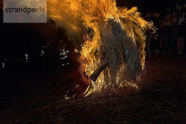 Feuerrad  Osterrad  brennendes Holzrad rollt in der Nacht  Osterfest  Osterräderlauf  Lügde  Nordrhein-Westfalen  Deutschland  Europa