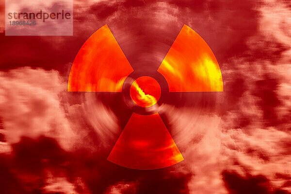 Radioaktives Symbol in einem roten Himmel mit Wolken