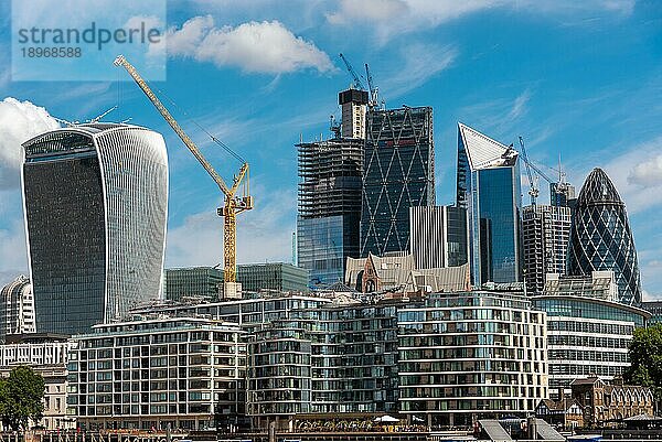 Die modernen Wolkenkratzer der City of London an einem sonnigen Tag