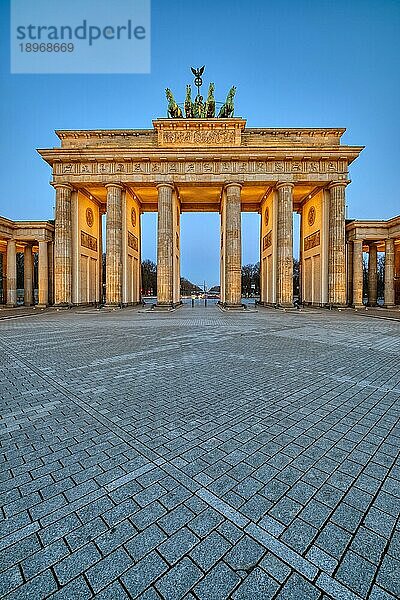 Das Brandenburger Tor in Berlin in der Morgendämmerung ohne Menschen