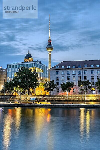 Die Spree im Zentrum von Berlin mit dem berühmten Fernsehturm vor Sonnenaufgang