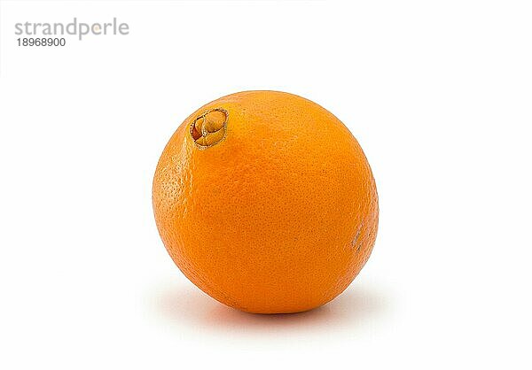 Natürliche saftige Orange vor weißem Hintergrund