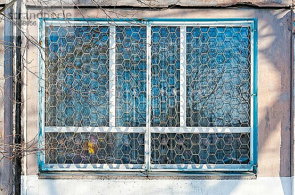 Fenster einer traditionellen Wohnung in einem sowjetischen Gebäude  in Kiew  Ukraine  Europa