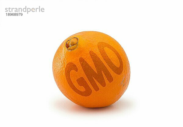 GVO saftige Orange vor weißem Hintergrund