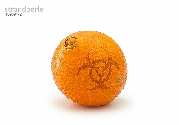 Gefährliche saftige Orange vor weißem Hintergrund