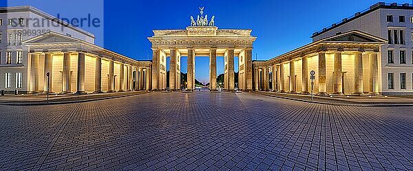 Panorama des beleuchteten Brandenburger Tors in Berlin nach Sonnenuntergang  ohne Menschen