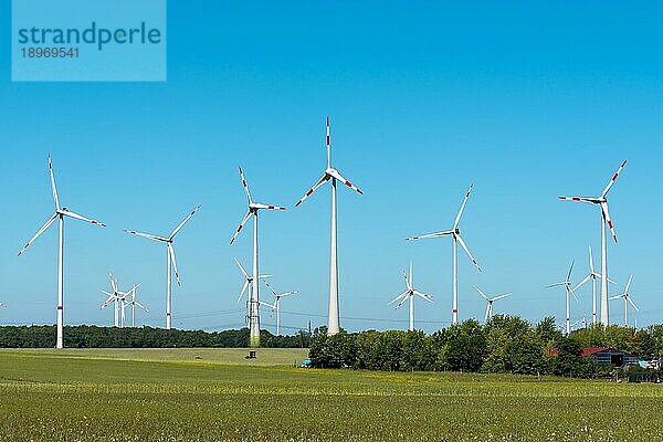 Windenergieanlagen in Deutschland an einem sonnigen Tag