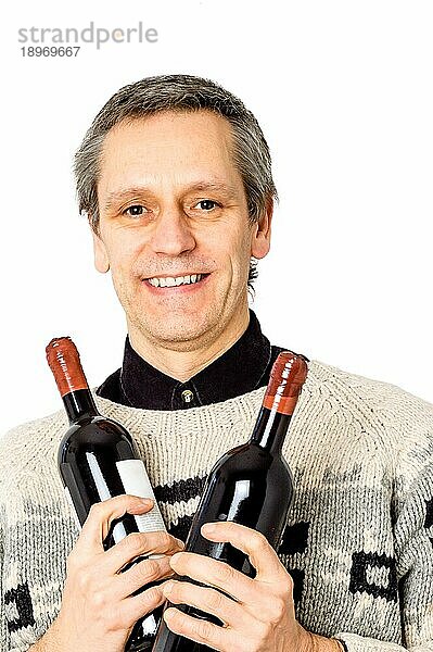 Ein glücklicher Mann mit zwei Flaschen Rotwein