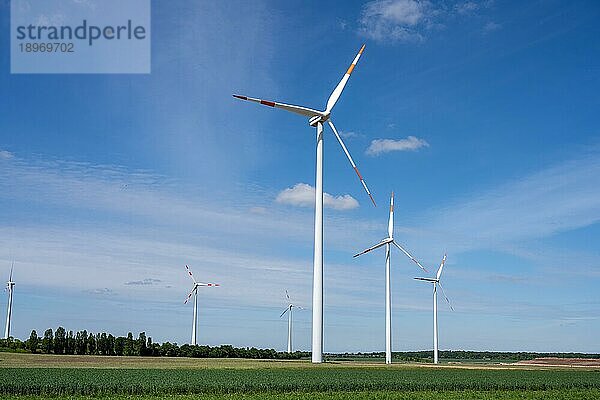 Moderne Windkraftanlagen an einem sonnigen Tag in Deutschland gesehen