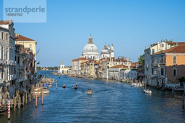 Der Canale Grande in Venedig an einem sonnigen Tag