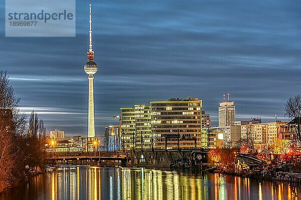 Die Spree  der berühmte Fernsehturm und einige Bürogebäude in Berlin bei Nacht