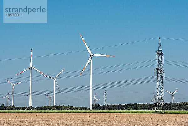 Freileitungen und Windkraftanlagen in einem Feld in Deutschland