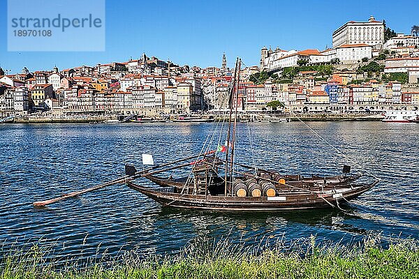 Porto und der Fluss Douro mit zwei der traditionellen Rabelo-Boote