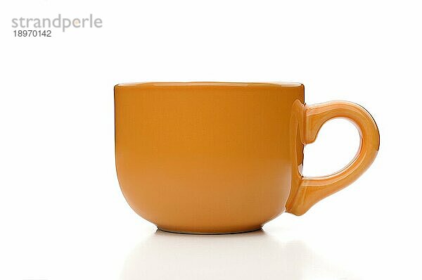Eine einfache orangefarbene Teetasse vom Profil aus gesehen