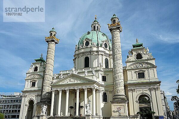Die schöne Karlskirche in Wien  Österreich  an einem sonnigen Tag  Europa