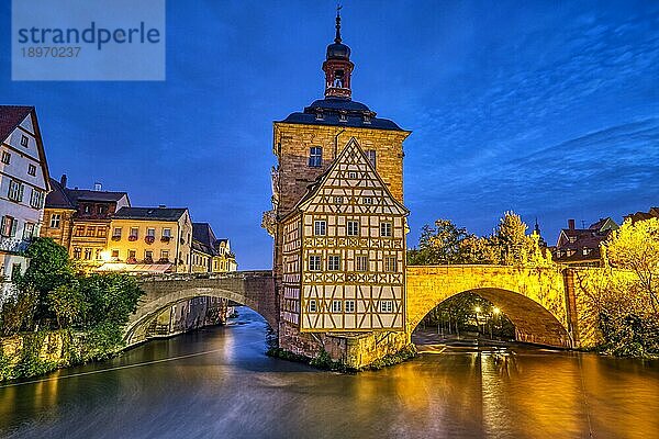 Das schöne Alte Rathaus von Bamberg in Deutschland bei Nacht