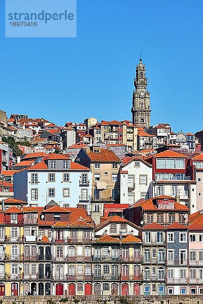 Die schöne Altstadt von Porto in Portugal an einem sonnigen Tag