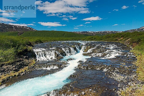 Der wunderschöne Bruarfoss Wasserfall in Island an einem sonnigen Tag