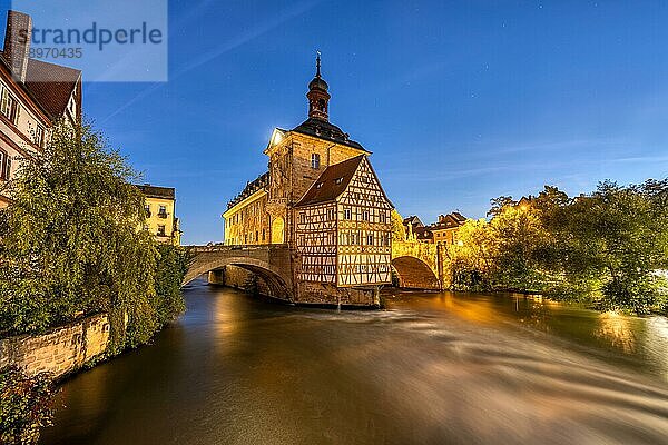 Das historische Fachwerk-Rathaus von Bamberg in Deutschland bei Nacht