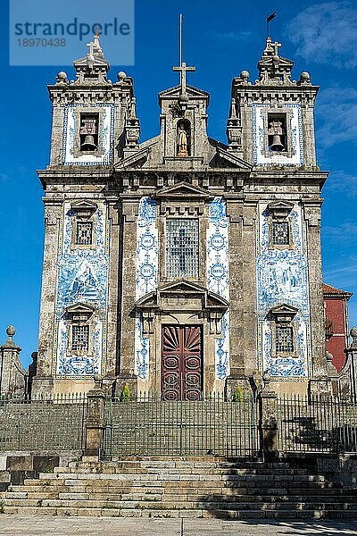 Die schöne Kirche Santo Ildefonso in Porto an einem sonnigen Tag
