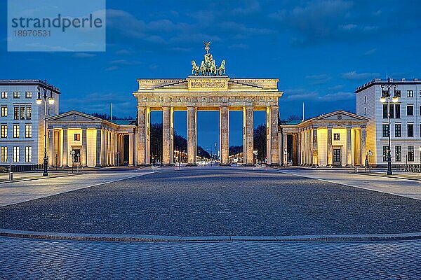 Panorama des beleuchteten Brandenburger Tores in Berlin im Morgengrauen ohne Menschen