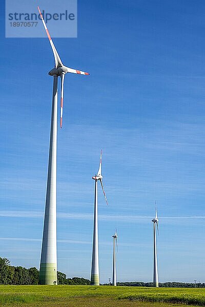 Windkraftanlagen an einem sonnigen Tag in Deutschland