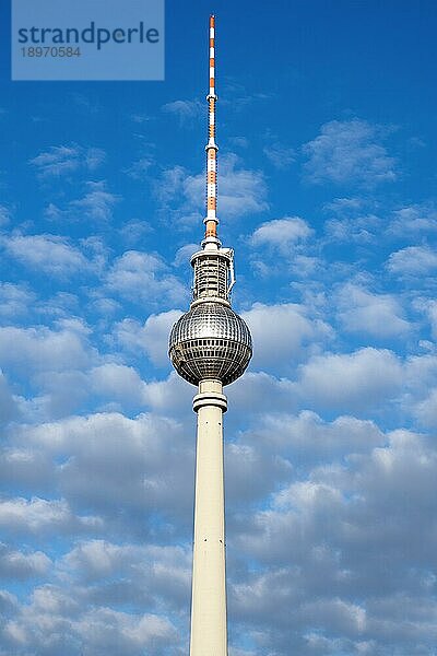 Der berühmte Fernsehturm von Berlin an einem sonnigen Tag