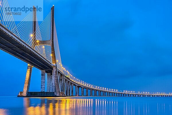 Die Vasco-da-Gama-Brücke über den Tejo in Lissabon  Portugal  in der Abenddämmerung  Europa