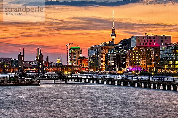 Schöner Sonnenuntergang an der Spree in Berlin  Deutschland  Europa