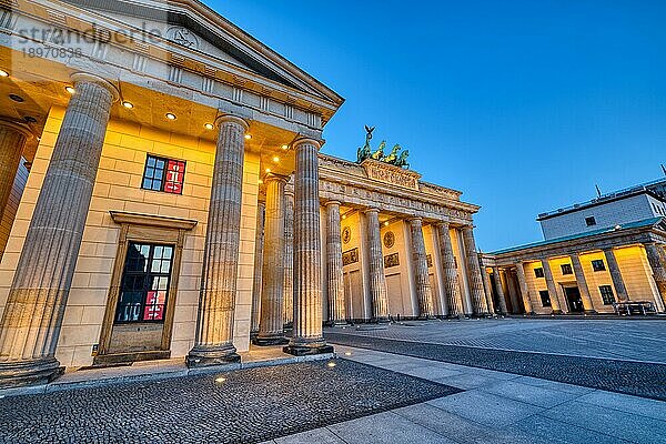 Das berühmte Brandenburger Tor in Berlin in der Morgendämmerung ohne Menschen