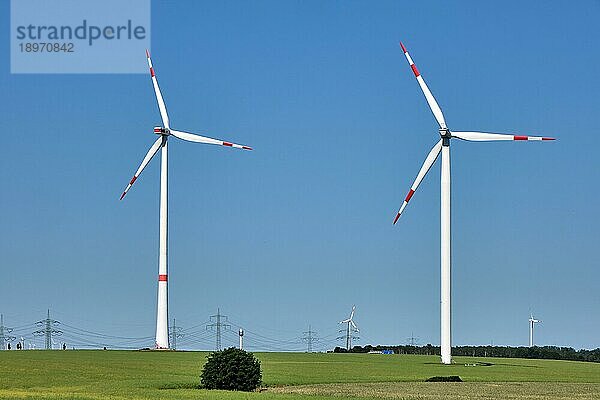 Moderne Windenergieanlagen an einem sonnigen Tag in Deutschland