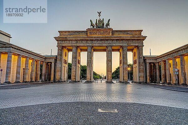 Das beleuchtete Brandenburger Tor in Berlin nach Sonnenuntergang ohne Menschen