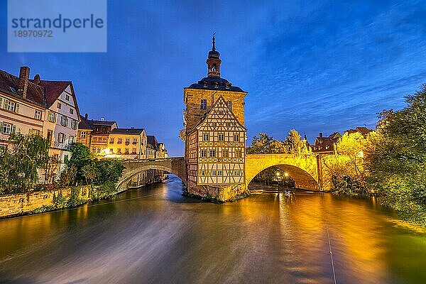 Das berühmte Alte Rathaus von Bamberg in Bayern  Deutschland bei Nacht