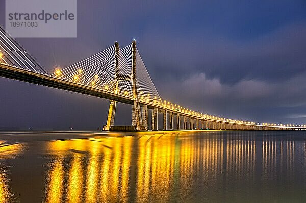 Die berühmte Schrägseilbrücke Vasco da Gama über den Fluss Tejo in Lissabon  Portugal  bei Nacht  Europa
