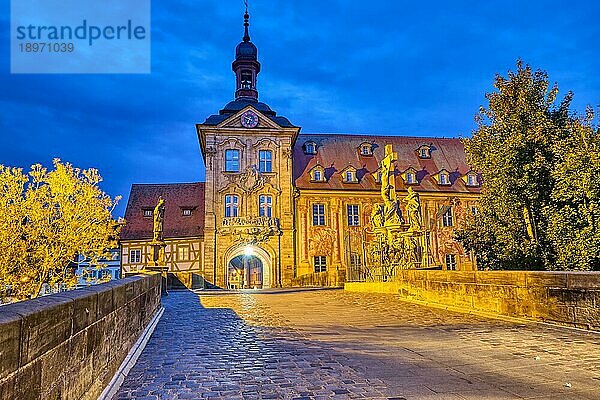 Das alte Rathaus von Bamberg in Bayern  Deutschland  bei Nacht  Europa