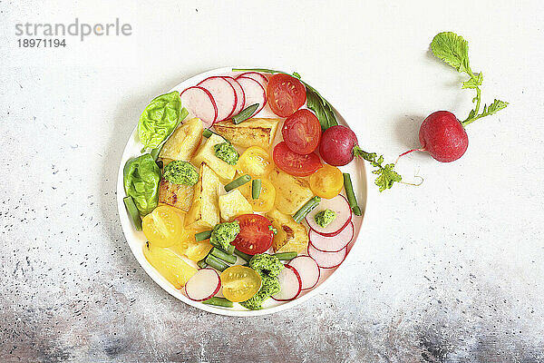 Ofenkartoffeln mit Tomaten  Radieschen und Pesto