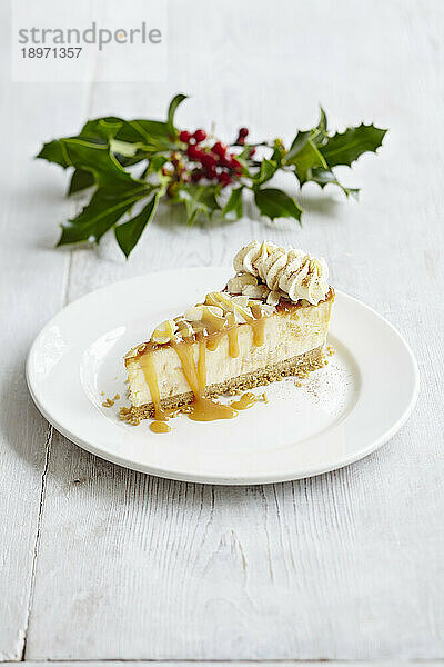 Weihnachtskäsekuchen mit gesalzenen Karamellmandeln und Schlagsahne