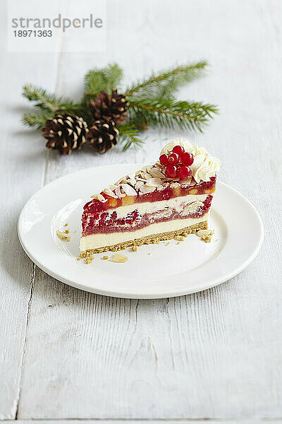 Weihnachtskäsekuchen mit Beeren und Pfirsichen