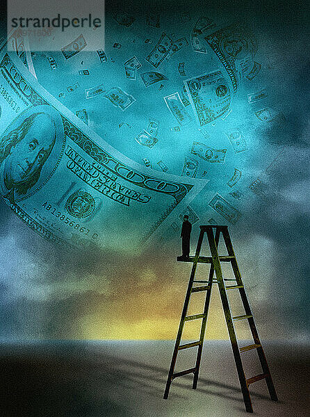 Geschäftsmann auf einer Leiter schaut auf Geld im Himmel