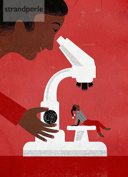 Mutter betrachtet Tochter unter dem Mikroskop