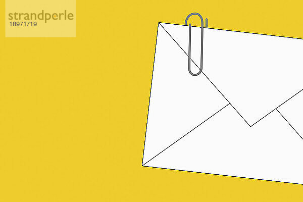 Briefumschlag und Büroklammer als E-Mail-Anhang